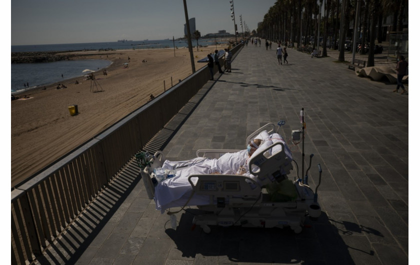 fot. Emilio Morenatti (Associated Press), Francisco España ( 60 lat) spogląda na Morze Śródziemne z promenady obok „Hospital del Mar” w Barcelonie, 4 września 2020 r. Francisco spędził 52 dni na szpitalnym oddziale intensywnej terapii z powodu zakażenia koronawirusem i w tym dniu lekarze zezwolili mu spędzić prawie dziesięć minut nad morzem w ramach terapii mającej na celu szybszą rehabilitację. / The Pulitzer Prize 2021 for Feature Photography
