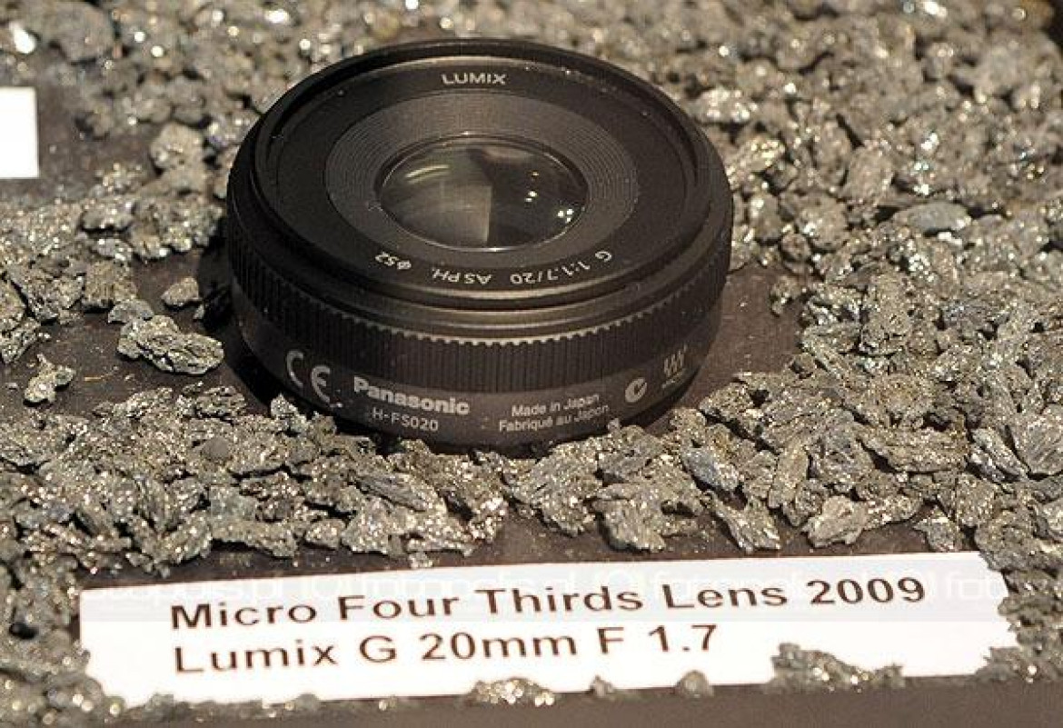 mikro obiektyw z idealną ogniskową - 40 mm (po przeliczeniu na mały obrazek)