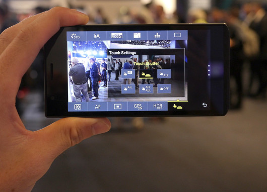 Panasonic Lumix CM1 został wyposażony w proste w obsłudze menu podręczne