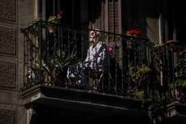 fot. Emilio Morenatti (Associated Press), Kobieta na balkonie w Barcelonie, 7 maja 2020. / The Pulitzer Prize 2021 for Feature Photography