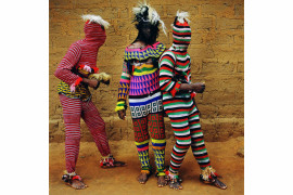 Phyllis Galembo, Tradycyjny taniec Ngar Ball w przebraniach, Cross River, Nigeria, 2004  Phyllis Galembo. Dzięki uprzejmości Galerie Alex Daniels &#8211; Reflex Amsterdam 