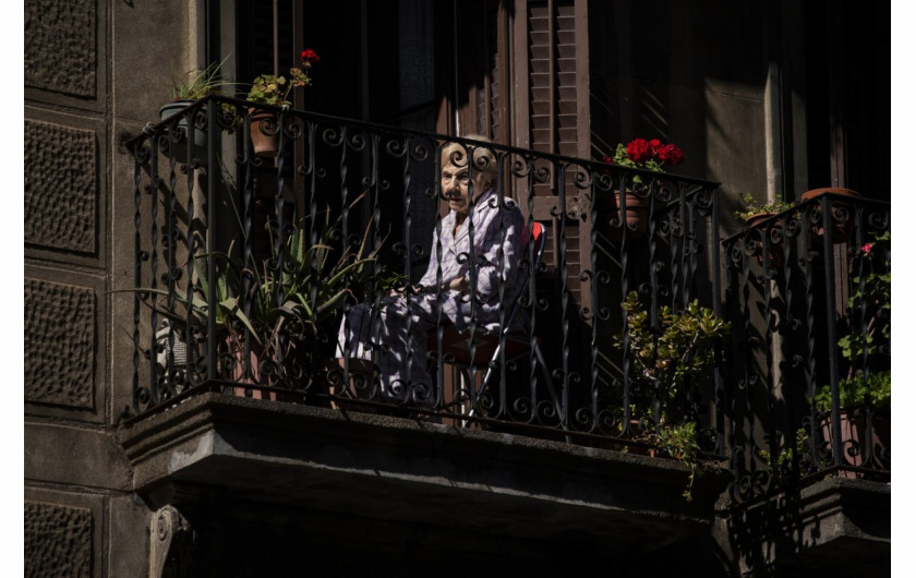 fot. Emilio Morenatti (Associated Press), Kobieta na balkonie w Barcelonie, 7 maja 2020. / The Pulitzer Prize 2021 for Feature Photography