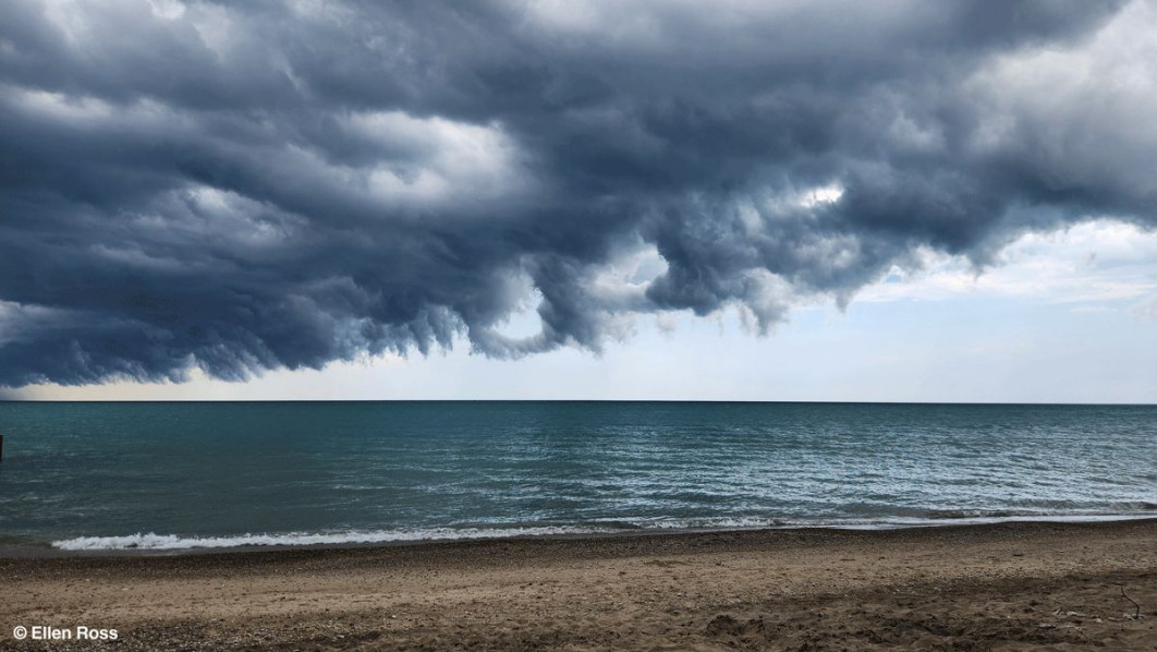 &lt;strong&gt;Wyróżnienie w kat. poniżej 18 lat, fot. Ellen Ross, USA &lt;/strong&gt;&lt;br /&gt;&lt;br /&gt;

„Z tatą pływaliśmy na deskach SUP po jeziorze Michigan, gdy nadciągnęła burza” - wspomina młoda fotografka Ellen Ross. „Szybko chwyciłam telefon taty i zrobiłam to zdjęcie, bo rzadko widuje się tak ciekawe zjawisko. No i ten mały skrawek błękitnego nieba za chmurą - pomyślałam, że symbolizuje lepsze dni, które nadejdą”. Właśnie ten detal zwrócił też uwagę jury. „Ten błękit w tle przypomina, że każda burza w końcu mija” - zauważył juror Dan Green. - „Uwielbiam to zdjęcie - dramat pogodowy rozgrywający się nad jeziorem. Linia frontu jest wyjątkowo wyraźna, a brzegi chmur mają piękne, zróżnicowane detale”.&lt;br /&gt;&lt;br /&gt;

Fotografia uchwyciła moment gwałtownego przejścia - masywna chmura burzowa przemieszcza się nad taflą wody, a jej ciemny spód rzuca cień widoczny na powierzchni jeziora. „Rzadko udaje się zarejestrować tak czytelne zderzenie dwóch mas powietrza, ale tu udało się to znakomicie” - dodała jurorka Becky Mantin. - „To po prostu świetne zdjęcie pogodowe!”.&lt;br /&gt;&lt;br /&gt;

Takie fronty burzowe często tworzą się nad dużymi zbiornikami wodnymi, gdy ciepłe, wilgotne powietrze spotyka się z chłodniejszymi masami - klasyczny znak niestabilnej pogody. Ale, jak trafnie zauważyła Ellen, nawet najbardziej gwałtowna burza w końcu się kończy, ustępując miejsca spokojnemu, błękitnemu niebu.
