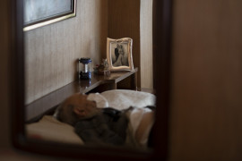 fot. Emilio Morenatti (Associated Press), 85-letni Leopoldo Roman leży w łóżku z maską na twarzy, czekając na domową wizytę lekarską w Barcelonie, 3 kwietnia 2020 r. Roman, któremu przed laty amputowano nogę, musi płacić za codzienną opiekę ze swojej emerytury, ponieważ ubezpieczenie pokrywa jedynie 1-godzinną wizytę pracownika socjalnego 3 razy w tygodniu. / The Pulitzer Prize 2021 for Feature Photography