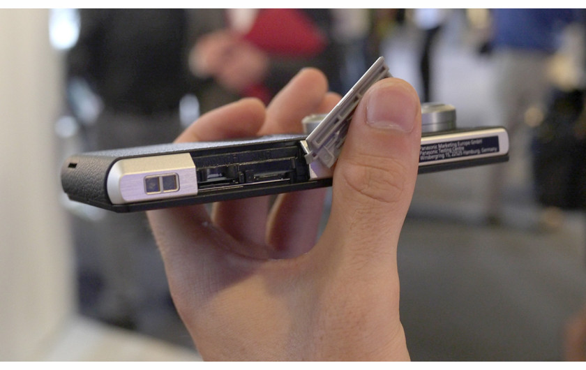 złącze kart microSD znajduje się na bocznej ściance tuż obok złacza kart SIM