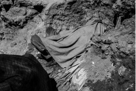 Kategoria: Fotoreportaż - Życie codzienne. Autor: Maciej Stanik dla NaTemat.pl<br></br><br></br>Biznes narkotykowy w Afganistanie zatrudnia ok. 500 tys. osób i jest największą branżą w kraju. Od początku amerykańskiej inwazji lokalna produkcja opium wzrosła z ok. 74 tys. ha w 2001 do 160 tys. ha w 2019 roku. Afganistan pozostaje również największym na świecie eksporterem heroiny, a ok. 90% narkotyku pochodzi z tego kraju. Część z tego pozostaje w Afganistanie. Szacuje się, że ok. 3,5 mln ludzi to osoby zażywające narkotyki. Większość z nich stosuje heroinę. Wraz z szybkim rozprzestrzenianiem się koronawirusa w Afganistanie rząd zaczął atakować jedną z najbardziej wrażliwych grup: narkomanów w stolicy. Zdaniem władz duże skupiska narkomanów na ulicach mogą wkrótce stać się ogniskami wirusa. Większość osób uzależnionych w Afganistanie zażywa narkotyki, ponieważ nie ma pracy, wsparcia rodzinnego ani perspektyw na przyszłość.