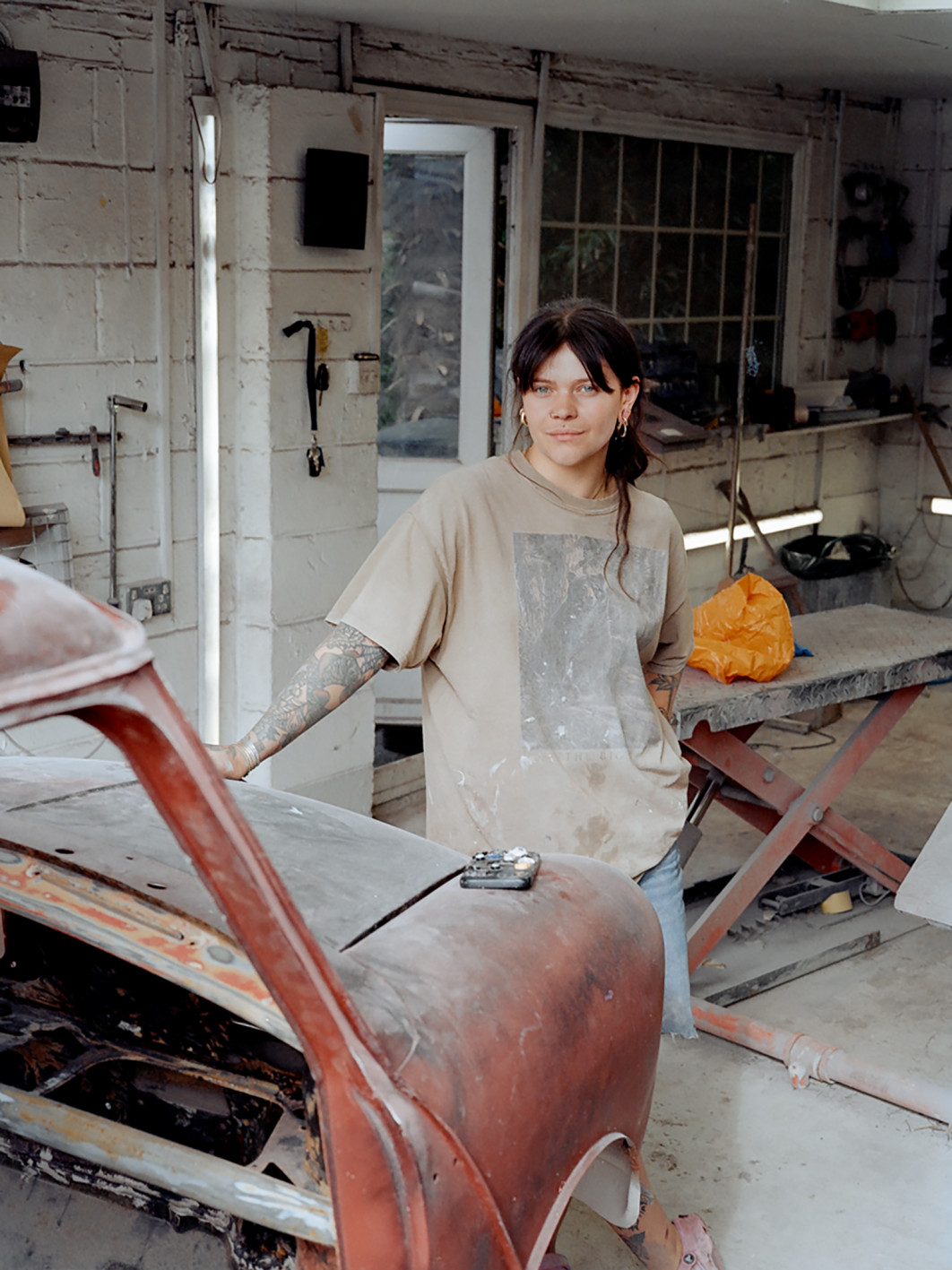 Fot. Jacob Cramp,  &quot;Julliette in her Car Body Repair Shop&quot; / Portrait of Britain Vol. 7
