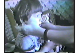 Zbigniew Libera, Jak tresuje się dziewczynki, 1987. VHS, 16'46'' (c) Zbigniew Libera. Dzięki uprzejmości Muzeum Sztuki Nowoczesnej w Warszawie