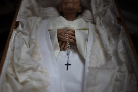 fot. Emilio Morenatti (Associated Press), Ciało zmarłej osoby czeka na pogrzeb w kostnicy w Barcelonie, 5 listopada 2020 r. / The Pulitzer Prize 2021 for Feature Photography