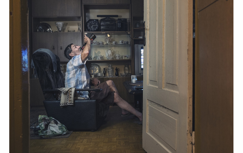 fot.  Natalia Krezel, Invisible (1. Miejsce w kat. People: Other) / ND Awards 2020Seria inspirowana filmem Stroszek Wernera Herzoga opowiada o niewidocznych osobach żyjących na skraju marginesu społecznego.