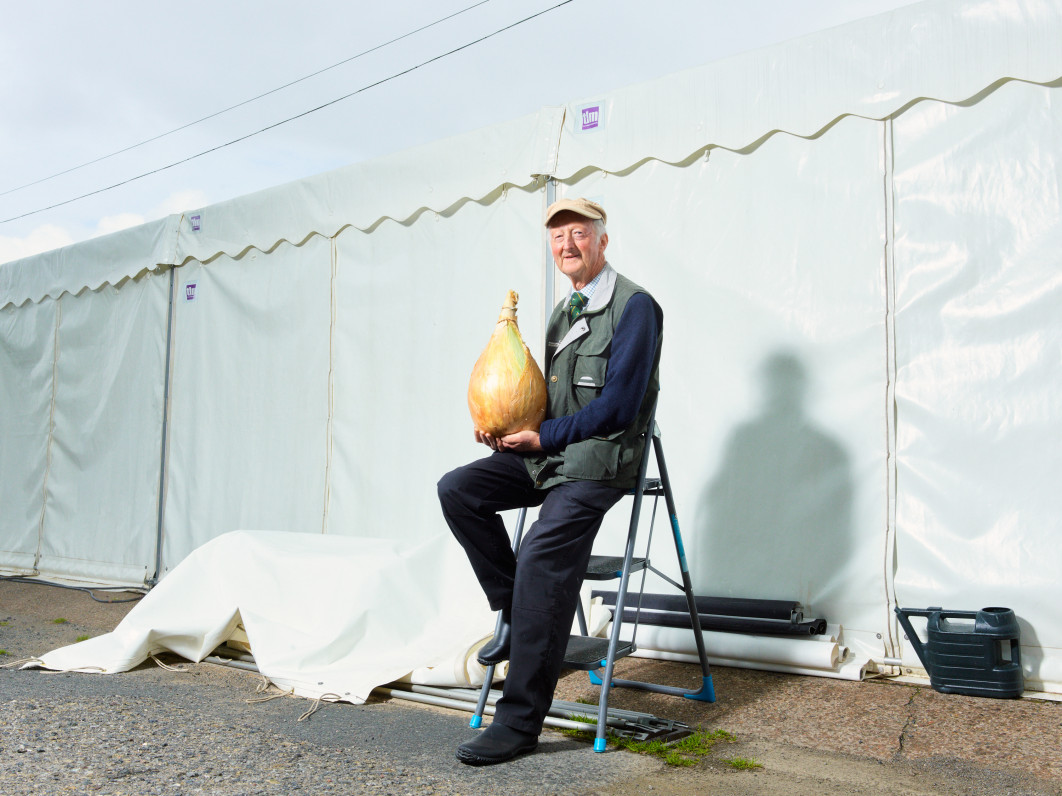Fot. Jack Kenyon, &quot;Peter and his Giant Onion&quot; / Portrait of Britain Vol. 7
