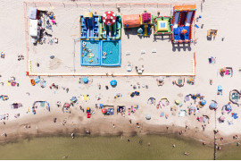 Grand Press Photo 2022: kategoria Single - Climate, Responsibility. II miejsce – Mateusz Grochocki, East News. Ludzie i dmuchane zabawki na plaży w Ustce. Ujęcie z drona.