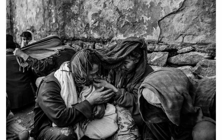 Kategoria: Fotoreportaż - Życie codzienne. Autor: Maciej Stanik dla NaTemat.plBiznes narkotykowy w Afganistanie zatrudnia ok. 500 tys. osób i jest największą branżą w kraju. Od początku amerykańskiej inwazji lokalna produkcja opium wzrosła z ok. 74 tys. ha w 2001 do 160 tys. ha w 2019 roku. Afganistan pozostaje również największym na świecie eksporterem heroiny, a ok. 90% narkotyku pochodzi z tego kraju. Część z tego pozostaje w Afganistanie. Szacuje się, że ok. 3,5 mln ludzi to osoby zażywające narkotyki. Większość z nich stosuje heroinę. Wraz z szybkim rozprzestrzenianiem się koronawirusa w Afganistanie rząd zaczął atakować jedną z najbardziej wrażliwych grup: narkomanów w stolicy. Zdaniem władz duże skupiska narkomanów na ulicach mogą wkrótce stać się ogniskami wirusa. Większość osób uzależnionych w Afganistanie zażywa narkotyki, ponieważ nie ma pracy, wsparcia rodzinnego ani perspektyw na przyszłość.