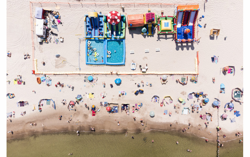 Grand Press Photo 2022: kategoria Single - Climate, Responsibility. II miejsce – Mateusz Grochocki, East News. Ludzie i dmuchane zabawki na plaży w Ustce. Ujęcie z drona.