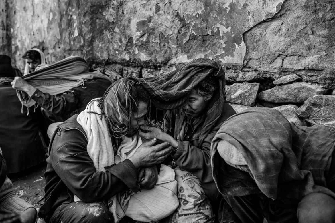 Kategoria: Fotoreportaż - Życie codzienne. Autor: Maciej Stanik dla NaTemat.pl<br></br><br></br>Biznes narkotykowy w Afganistanie zatrudnia ok. 500 tys. osób i jest największą branżą w kraju. Od początku amerykańskiej inwazji lokalna produkcja opium wzrosła z ok. 74 tys. ha w 2001 do 160 tys. ha w 2019 roku. Afganistan pozostaje również największym na świecie eksporterem heroiny, a ok. 90% narkotyku pochodzi z tego kraju. Część z tego pozostaje w Afganistanie. Szacuje się, że ok. 3,5 mln ludzi to osoby zażywające narkotyki. Większość z nich stosuje heroinę. Wraz z szybkim rozprzestrzenianiem się koronawirusa w Afganistanie rząd zaczął atakować jedną z najbardziej wrażliwych grup: narkomanów w stolicy. Zdaniem władz duże skupiska narkomanów na ulicach mogą wkrótce stać się ogniskami wirusa. Większość osób uzależnionych w Afganistanie zażywa narkotyki, ponieważ nie ma pracy, wsparcia rodzinnego ani perspektyw na przyszłość.