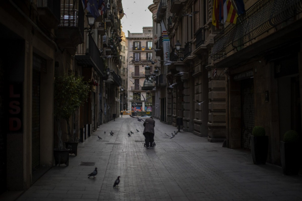 fot. Emilio Morenatti (Associated Press), Kobieta pcha wózek ze swoim dobytkiem, przemierzając opustoszałe ulice Barcelony, 21 marca 2020 r. / The Pulitzer Prize 2021 for Feature Photography