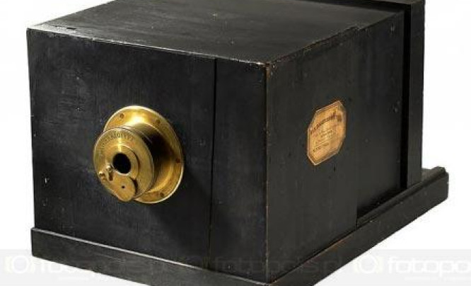  Najstarszy aparat fotograficzny świata sprzedany za 588 tys. euro