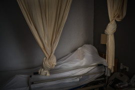 fot. Emilio Morenatti (Associated Press), Ciało zmarłej na COVID-19 osoby przykryte prześcieradłem w domu opieki w Barcelonie, 13 listopada 2020 r. / The Pulitzer Prize 2021 for Feature Photography