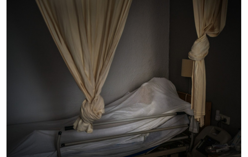 fot. Emilio Morenatti (Associated Press), Ciało zmarłej na COVID-19 osoby przykryte prześcieradłem w domu opieki w Barcelonie, 13 listopada 2020 r. / The Pulitzer Prize 2021 for Feature Photography