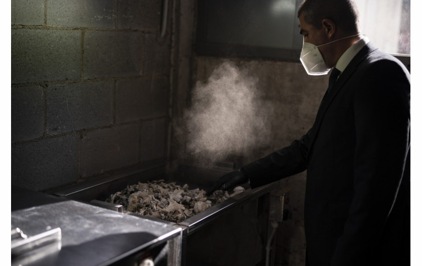 fot. Emilio Morenatti (Associated Press), Pracownik kostnicy zbiera popiół powstały po kremacji osoby zmarłej z powodu COVID-19, 19 listopada 2020 r. / The Pulitzer Prize 2021 for Feature Photography