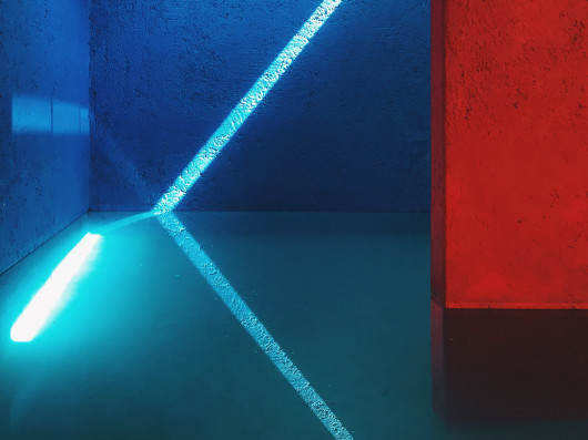 fot. Jiangying Guo, Blue Light, 1. miejsce w kategorii Abstract / IPPA 2019