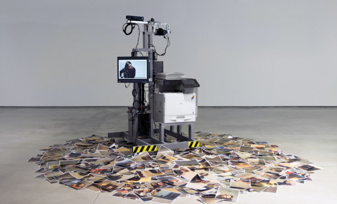 Gdy człowiek przestaje panować nad maszyną - interaktywna instalacja fotograficzna Przemysława Jasielskiego w galerii Le Guern
