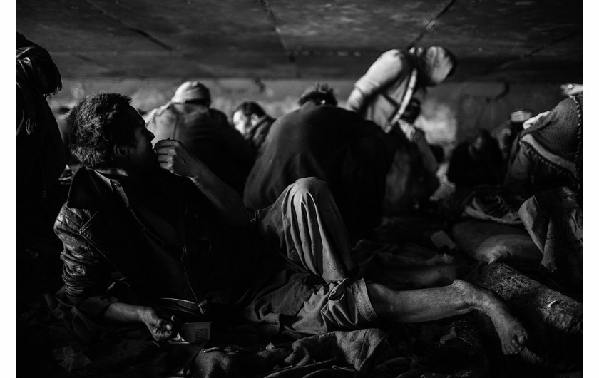 Kategoria: Fotoreportaż - Życie codzienne. Autor: Maciej Stanik dla NaTemat.plBiznes narkotykowy w Afganistanie zatrudnia ok. 500 tys. osób i jest największą branżą w kraju. Od początku amerykańskiej inwazji lokalna produkcja opium wzrosła z ok. 74 tys. ha w 2001 do 160 tys. ha w 2019 roku. Afganistan pozostaje również największym na świecie eksporterem heroiny, a ok. 90% narkotyku pochodzi z tego kraju. Część z tego pozostaje w Afganistanie. Szacuje się, że ok. 3,5 mln ludzi to osoby zażywające narkotyki. Większość z nich stosuje heroinę. Wraz z szybkim rozprzestrzenianiem się koronawirusa w Afganistanie rząd zaczął atakować jedną z najbardziej wrażliwych grup: narkomanów w stolicy. Zdaniem władz duże skupiska narkomanów na ulicach mogą wkrótce stać się ogniskami wirusa. Większość osób uzależnionych w Afganistanie zażywa narkotyki, ponieważ nie ma pracy, wsparcia rodzinnego ani perspektyw na przyszłość.