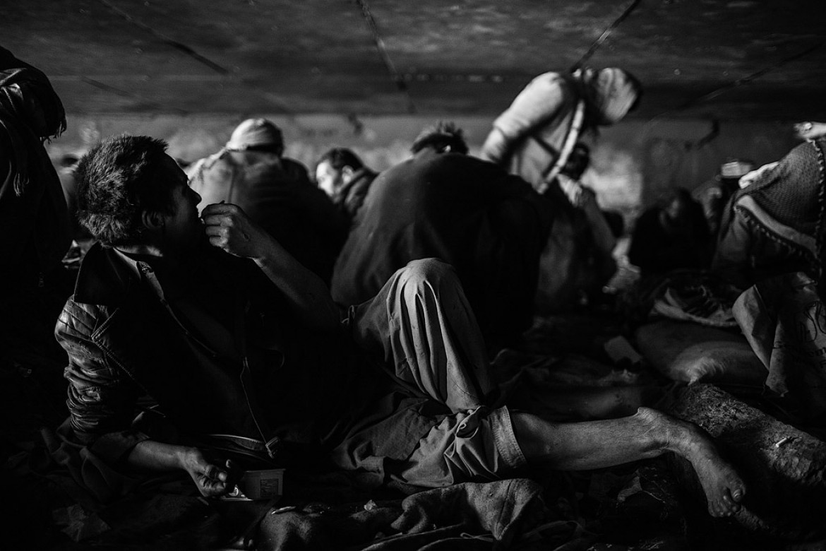 Kategoria: Fotoreportaż - Życie codzienne. Autor: Maciej Stanik dla NaTemat.pl<br></br><br></br>Biznes narkotykowy w Afganistanie zatrudnia ok. 500 tys. osób i jest największą branżą w kraju. Od początku amerykańskiej inwazji lokalna produkcja opium wzrosła z ok. 74 tys. ha w 2001 do 160 tys. ha w 2019 roku. Afganistan pozostaje również największym na świecie eksporterem heroiny, a ok. 90% narkotyku pochodzi z tego kraju. Część z tego pozostaje w Afganistanie. Szacuje się, że ok. 3,5 mln ludzi to osoby zażywające narkotyki. Większość z nich stosuje heroinę. Wraz z szybkim rozprzestrzenianiem się koronawirusa w Afganistanie rząd zaczął atakować jedną z najbardziej wrażliwych grup: narkomanów w stolicy. Zdaniem władz duże skupiska narkomanów na ulicach mogą wkrótce stać się ogniskami wirusa. Większość osób uzależnionych w Afganistanie zażywa narkotyki, ponieważ nie ma pracy, wsparcia rodzinnego ani perspektyw na przyszłość.