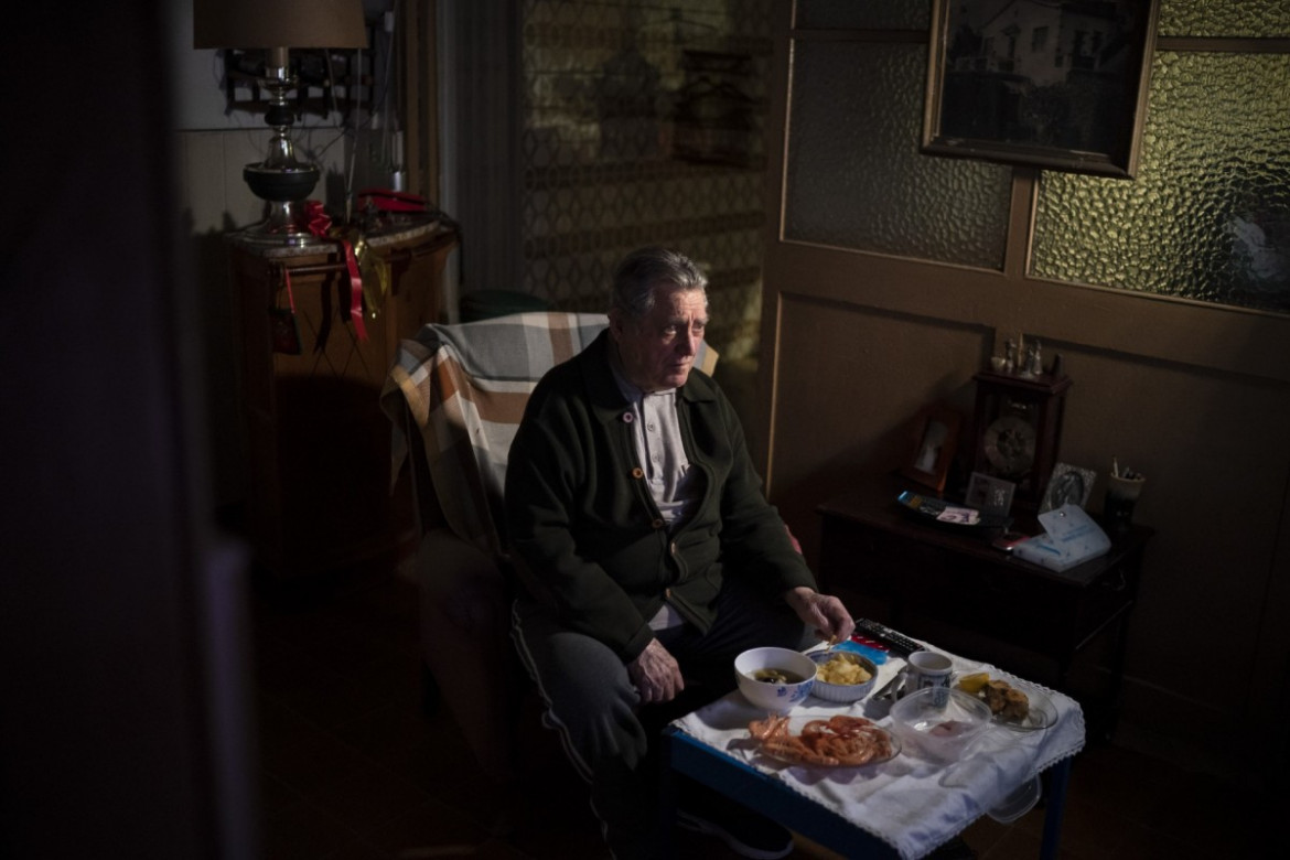 fot. Emilio Morenatti (Associated Press), Álvaro Puig Moreno ogląda telewizję podczas kolacji wigilijnej w swoim domu w Barcelonie, 24 grudnia 2020 r. „W dzisiejszych czasach dopada mnie samotność, często czuję się przygnębiony” - powiedział Puig. „Te święta zamiast mnie uszczęśliwić, sprawiają mi smutek. Nienawidzę ich. Jestem jedną z ostatnich osób w rodzinie i nie mam w kim spędzić świąt" / The Pulitzer Prize 2021 for Feature Photography