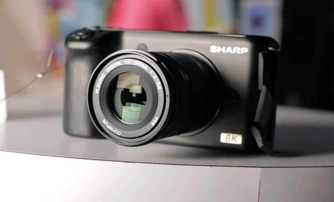  Sharp zaprezentował prototyp aparatu Mikro Cztery Trzecie filmującego w jakości 8K
