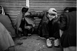Kategoria: Fotoreportaż - Życie codzienne. Autor: Maciej Stanik dla NaTemat.pl<br></br><br></br>Biznes narkotykowy w Afganistanie zatrudnia ok. 500 tys. osób i jest największą branżą w kraju. Od początku amerykańskiej inwazji lokalna produkcja opium wzrosła z ok. 74 tys. ha w 2001 do 160 tys. ha w 2019 roku. Afganistan pozostaje również największym na świecie eksporterem heroiny, a ok. 90% narkotyku pochodzi z tego kraju. Część z tego pozostaje w Afganistanie. Szacuje się, że ok. 3,5 mln ludzi to osoby zażywające narkotyki. Większość z nich stosuje heroinę. Wraz z szybkim rozprzestrzenianiem się koronawirusa w Afganistanie rząd zaczął atakować jedną z najbardziej wrażliwych grup: narkomanów w stolicy. Zdaniem władz duże skupiska narkomanów na ulicach mogą wkrótce stać się ogniskami wirusa. Większość osób uzależnionych w Afganistanie zażywa narkotyki, ponieważ nie ma pracy, wsparcia rodzinnego ani perspektyw na przyszłość.