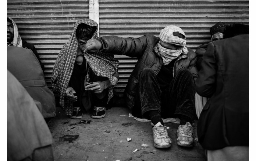 Kategoria: Fotoreportaż - Życie codzienne. Autor: Maciej Stanik dla NaTemat.plBiznes narkotykowy w Afganistanie zatrudnia ok. 500 tys. osób i jest największą branżą w kraju. Od początku amerykańskiej inwazji lokalna produkcja opium wzrosła z ok. 74 tys. ha w 2001 do 160 tys. ha w 2019 roku. Afganistan pozostaje również największym na świecie eksporterem heroiny, a ok. 90% narkotyku pochodzi z tego kraju. Część z tego pozostaje w Afganistanie. Szacuje się, że ok. 3,5 mln ludzi to osoby zażywające narkotyki. Większość z nich stosuje heroinę. Wraz z szybkim rozprzestrzenianiem się koronawirusa w Afganistanie rząd zaczął atakować jedną z najbardziej wrażliwych grup: narkomanów w stolicy. Zdaniem władz duże skupiska narkomanów na ulicach mogą wkrótce stać się ogniskami wirusa. Większość osób uzależnionych w Afganistanie zażywa narkotyki, ponieważ nie ma pracy, wsparcia rodzinnego ani perspektyw na przyszłość.