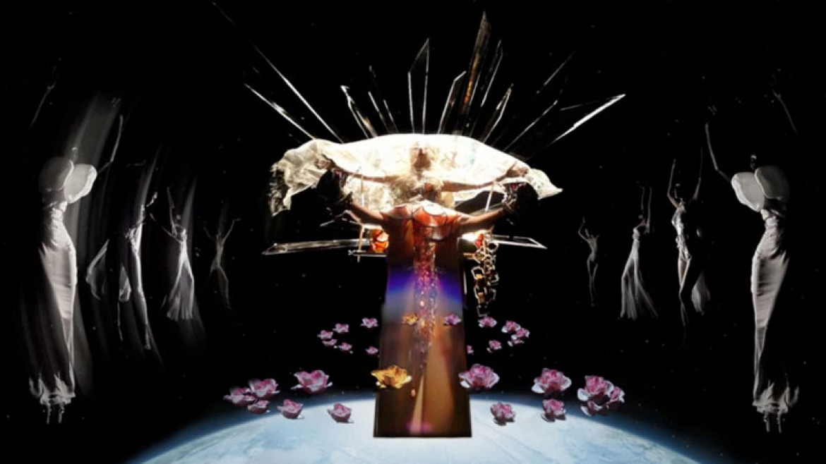 Kadr z wideoklipu Nicka Knighta do utworu "Born This Way" Lady Gagi, 2011. Dzięki uprzejmości Nicka Knighta i SHOWstudio (do zobaczenia w ramach wystawy SHOWstudio "Fashion Film", Angel Wawel od 17.05 do 16.06)