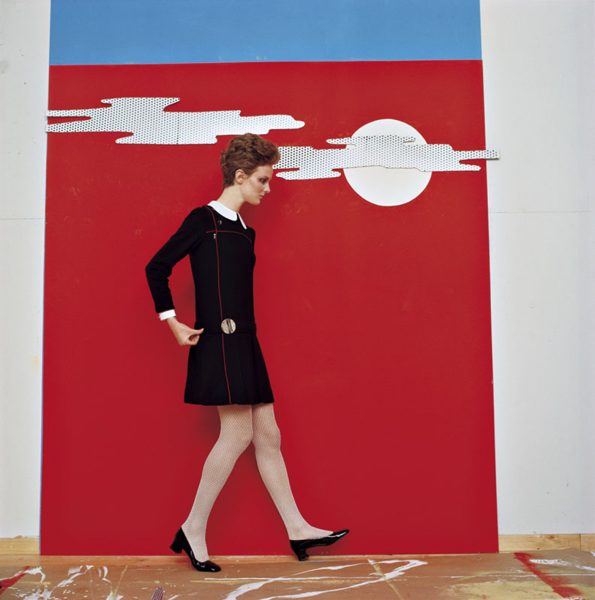 F.C. Gundlach, Moda w stylu pop-art, Grace Coddington w sukience mini projektu Daniela Hechtera, Hamburg, 1967. Dye transfer (c) F.C. Gundlach (do zobaczenia w ramach wystawy "VANITY. Fotografia mody XX wieku z Kolekcji F.C Gundlacha")