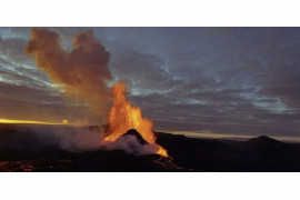 <b>fot. Riten Dharia / "Pictures of the Year" National Geographic</b></br></br>
W maju 2021 roku wulkan Fagradalsfjall wybuchł na półwyspie Reykjanes na Islandii po raz pierwszy od ponad sześciu tysięcy lat. Wypływ lawy trwał przez sześć miesięcy, rozprowadzając twardą, czarną skałę po całym krajobrazie. To był, jak mówi Riten Dharia, "pokaz brutalnej i niesamowitej siły natury."
