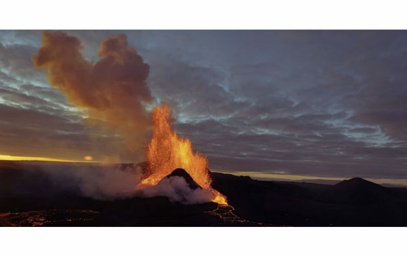 fot. Riten Dharia / Pictures of the Year National Geographic
W maju 2021 roku wulkan Fagradalsfjall wybuchł na półwyspie Reykjanes na Islandii po raz pierwszy od ponad sześciu tysięcy lat. Wypływ lawy trwał przez sześć miesięcy, rozprowadzając twardą, czarną skałę po całym krajobrazie. To był, jak mówi Riten Dharia, pokaz brutalnej i niesamowitej siły natury.
