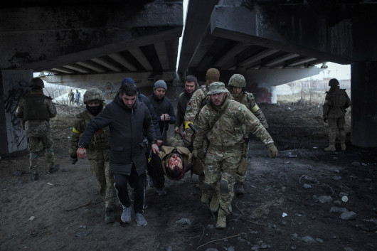 Grand Press Photo 2022: kategoria Stories - Current Events. I miejsce – Marek M. Berezowski, Agencja Reporter. 24 lutego 2022 roku rosyjskie wojska zaatakowały Ukrainę z kilku stron, a jednym z kierunków ataku była stolica. Dzięki silnej ukraińskiej obronie próby okrążenia metropolii nie powiodły się. Rosjanie zajęli jednak szereg miejscowości wokół Kijowa, dokonując licznych zbrodni wojennych i sprowadzając cierpienia na cywili.