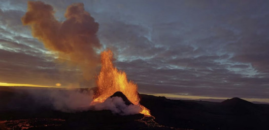 fot. Riten Dharia / Pictures of the Year National Geographic
W maju 2021 roku wulkan Fagradalsfjall wybuchł na półwyspie Reykjanes na Islandii po raz pierwszy od ponad sześciu tysięcy lat. Wypływ lawy trwał przez sześć miesięcy, rozprowadzając twardą, czarną skałę po całym krajobrazie. To był, jak mówi Riten Dharia, pokaz brutalnej i niesamowitej siły natury.
