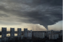 Grand Press Photo 2022: kategoria Stories - Current Events. I miejsce – Marek M. Berezowski, Agencja Reporter. 24 lutego 2022 roku rosyjskie wojska zaatakowały Ukrainę z kilku stron, a jednym z kierunków ataku była stolica. Dzięki silnej ukraińskiej obronie próby okrążenia metropolii nie powiodły się. Rosjanie zajęli jednak szereg miejscowości wokół Kijowa, dokonując licznych zbrodni wojennych i sprowadzając cierpienia na cywili.