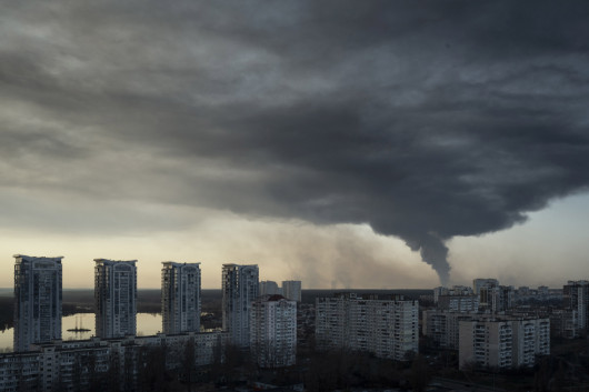 Grand Press Photo 2022: kategoria Stories - Current Events. I miejsce – Marek M. Berezowski, Agencja Reporter. 24 lutego 2022 roku rosyjskie wojska zaatakowały Ukrainę z kilku stron, a jednym z kierunków ataku była stolica. Dzięki silnej ukraińskiej obronie próby okrążenia metropolii nie powiodły się. Rosjanie zajęli jednak szereg miejscowości wokół Kijowa, dokonując licznych zbrodni wojennych i sprowadzając cierpienia na cywili.