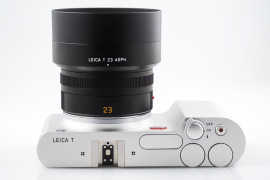 Leica T z zamocowanym obiektywem Summicron-T 23mm f/2 ASPH