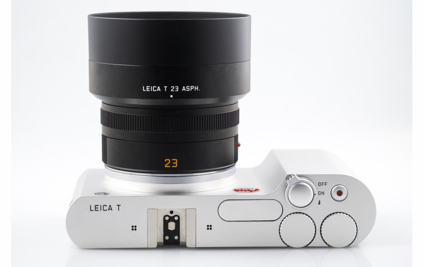 Leica T z zamocowanym obiektywem Summicron-T 23mm f/2 ASPH