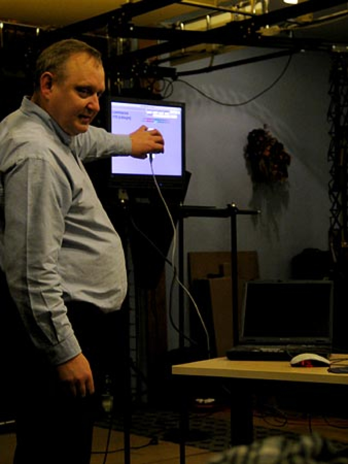 Jan Lalek demonstruje działanie kalibratora firmy Lafot - kalibracja monitora i projektora