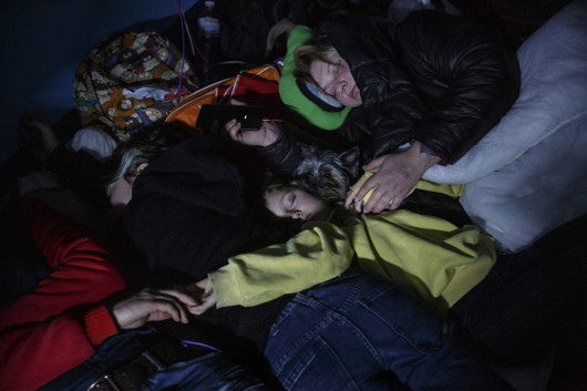 Grand Press Photo 2022: kategoria Stories - Current Events. I miejsce – Marek M. Berezowski, Agencja Reporter. 24 lutego 2022 roku rosyjskie wojska zaatakowały Ukrainę z kilku stron, a jednym z kierunków ataku była stolica. Dzięki silnej ukraińskiej obronie próby okrążenia metropolii nie powiodły się. Rosjanie zajęli jednak szereg miejscowości wokół Kijowa, dokonując licznych zbrodni wojennych i sprowadzając cierpienia na cywili.