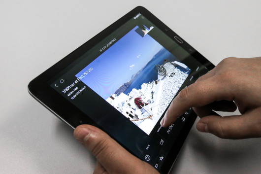 Adobe Lightroom Mobile zainstalowany na tablecie Samsung Galaxy Tab S2