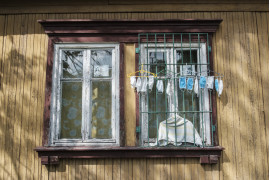 Kategoria: Fotoreportaż - ludzie. II nagroda. Autor: Małgorzata Adamczyk, Pix.House
Osiedle Przyjaźń na warszawskim Bemowie powstało w 1952 roku dla radzieckich budowniczych Pałacu Kultury i Nauki. Po zakończeniu robót w drewnianych domach zamieszkali studenci i pracownicy warszawskich uczelni. Dziś historia osiedla zyskuje nowe znaczenie. W pokojach mocno wysłużonych budynków mieszkają także cudzoziemcy, dla których Osiedle Przyjaźń jest pierwszym domem w Polsce.