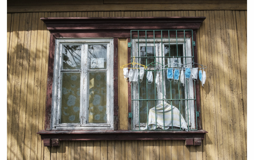 Kategoria: Fotoreportaż - ludzie. Autor: Małgorzata Adamczyk, Pix.House
Osiedle Przyjaźń na warszawskim Bemowie powstało w 1952 roku dla radzieckich budowniczych Pałacu Kultury i Nauki. Po zakończeniu robót w drewnianych domach zamieszkali studenci i pracownicy warszawskich uczelni. Dziś historia osiedla zyskuje nowe znaczenie. W pokojach mocno wysłużonych budynków mieszkają także cudzoziemcy, dla których Osiedle Przyjaźń jest pierwszym domem w Polsce.