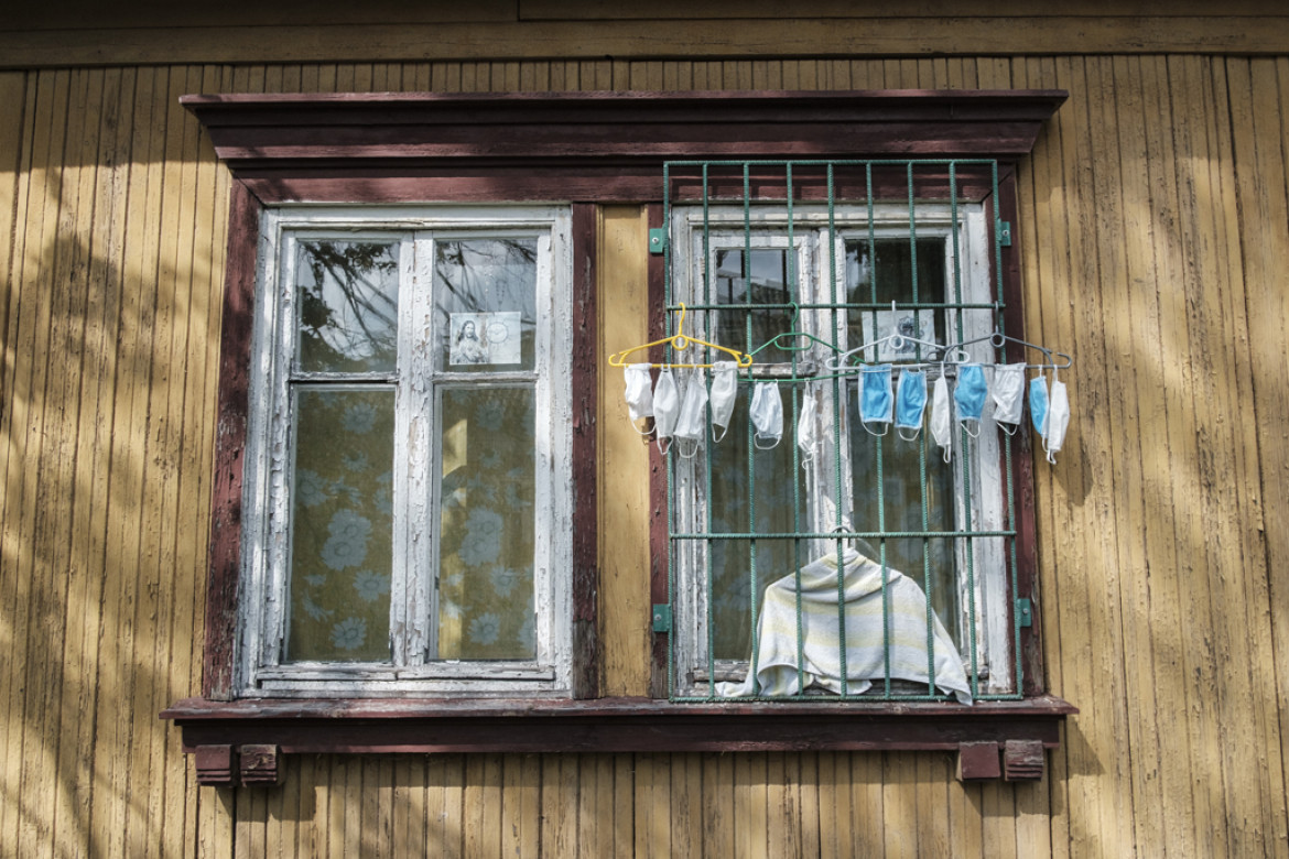 Kategoria: Fotoreportaż - ludzie. II nagroda. Autor: Małgorzata Adamczyk, Pix.House
Osiedle Przyjaźń na warszawskim Bemowie powstało w 1952 roku dla radzieckich budowniczych Pałacu Kultury i Nauki. Po zakończeniu robót w drewnianych domach zamieszkali studenci i pracownicy warszawskich uczelni. Dziś historia osiedla zyskuje nowe znaczenie. W pokojach mocno wysłużonych budynków mieszkają także cudzoziemcy, dla których Osiedle Przyjaźń jest pierwszym domem w Polsce.