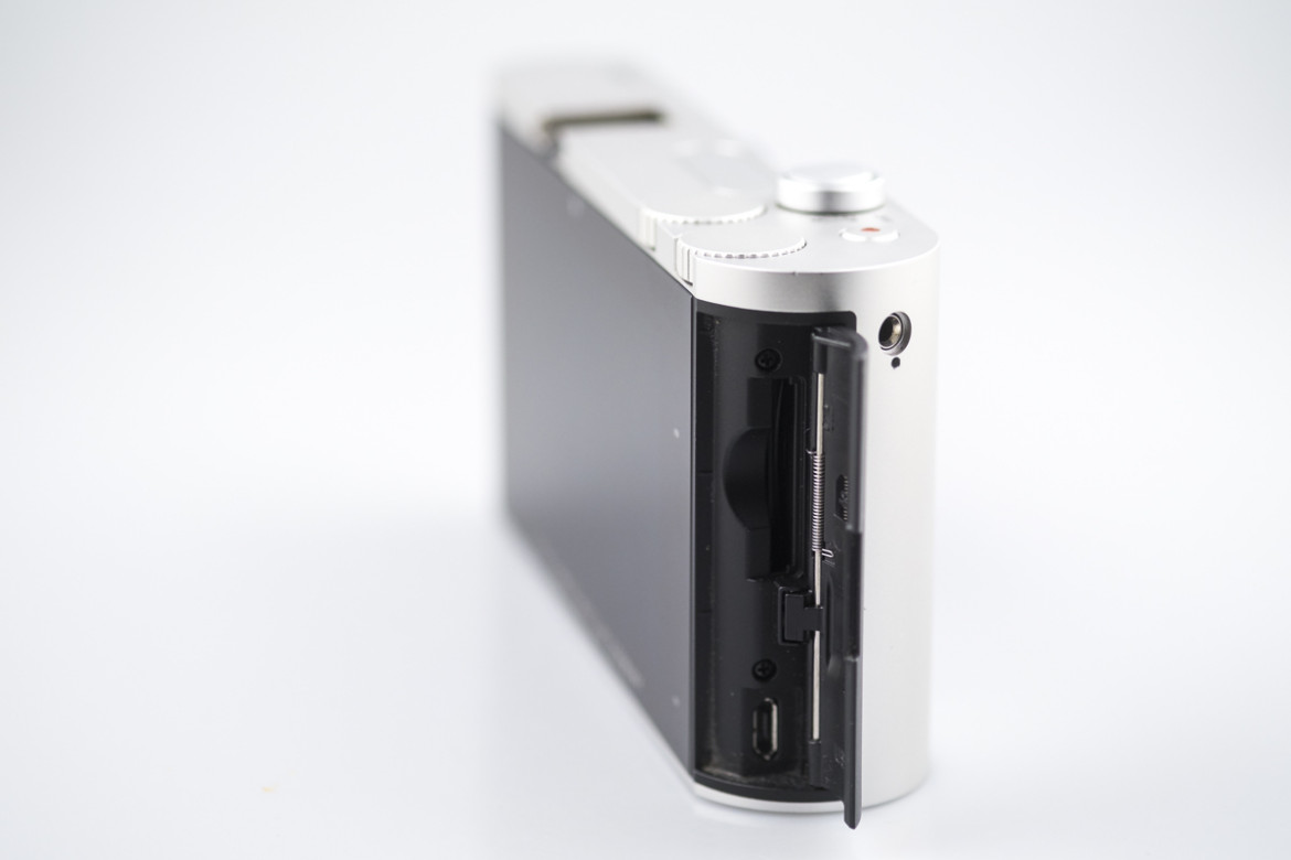 Leica T - wejście micro USB 2.0 oraz slot karty pamięci