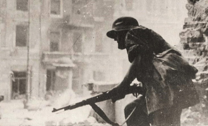 Historyczne zdjęcia powstańczej Warszawy mogą być twoje. Niebawem rusza aukcja odbitek Eugeniusza Hanemana